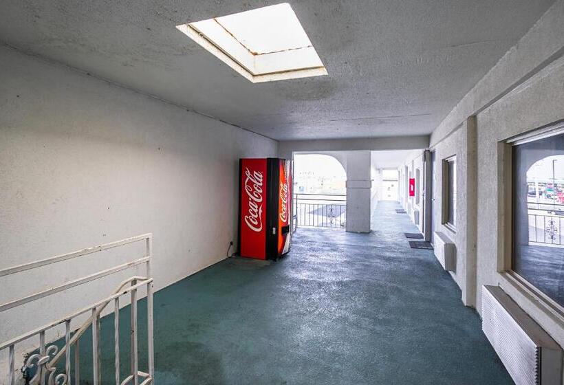 فندق على الطريق Clarion Pointe