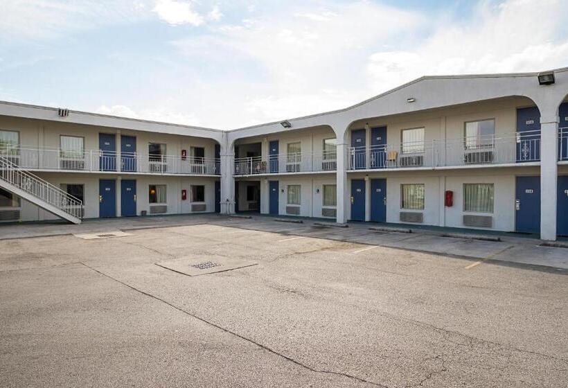 فندق على الطريق Clarion Pointe