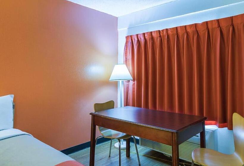 فندق على الطريق Clarion Pointe