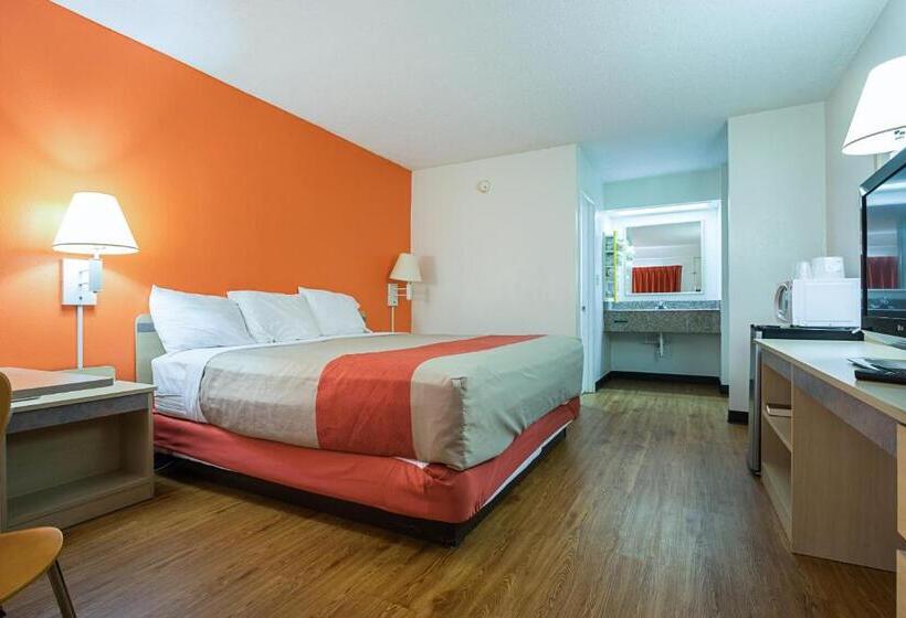 فندق على الطريق Clarion Pointe