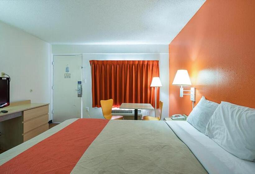 فندق على الطريق Clarion Pointe