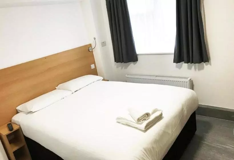 פנסיון Brentwood Guest House