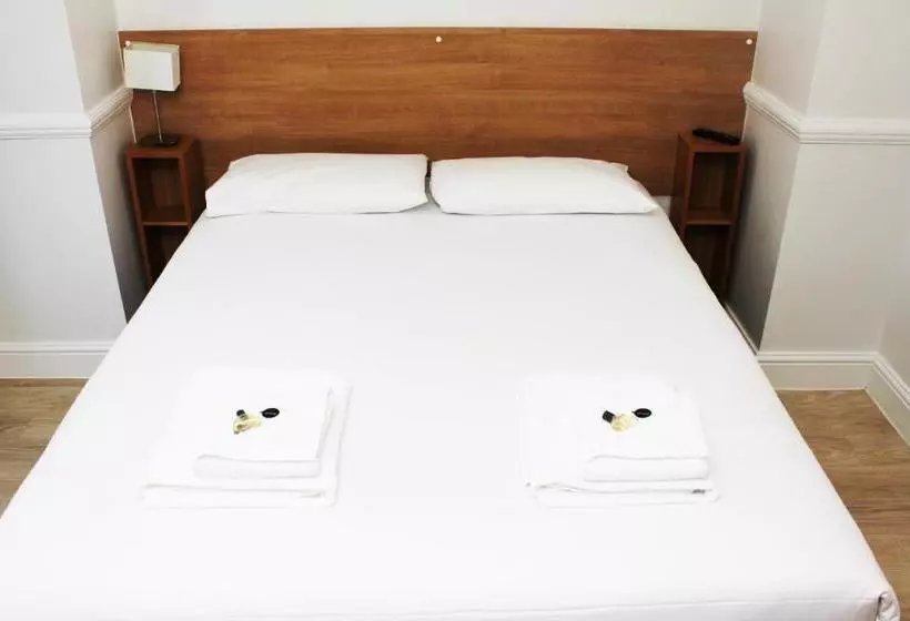 פנסיון Brentwood Guest House