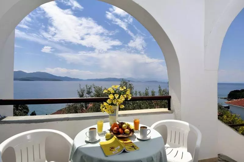 Отель Diplomats Holidays