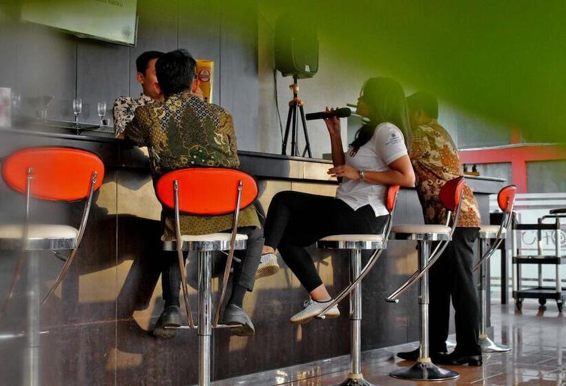 בית מלון כפרי @hom Premiere Cilacap