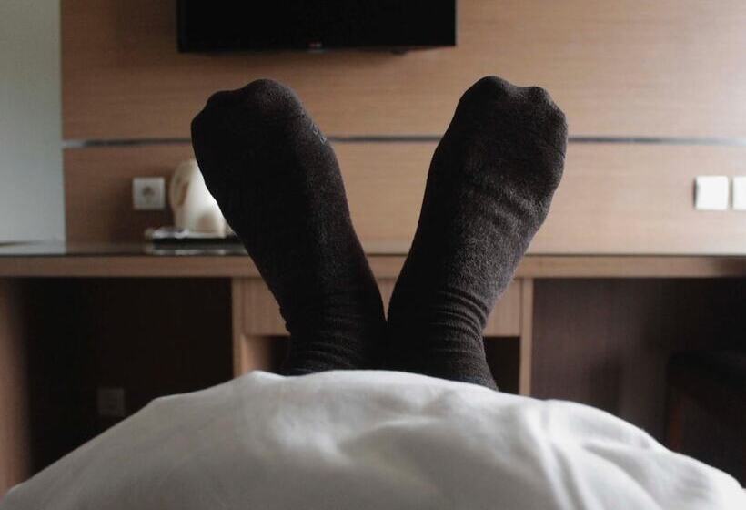 בית מלון כפרי @hom Premiere Cilacap