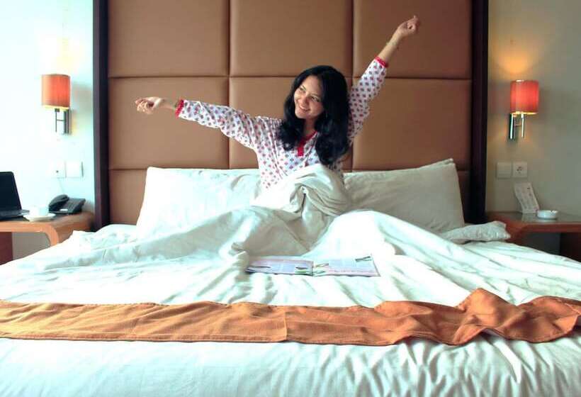 בית מלון כפרי @hom Premiere Cilacap