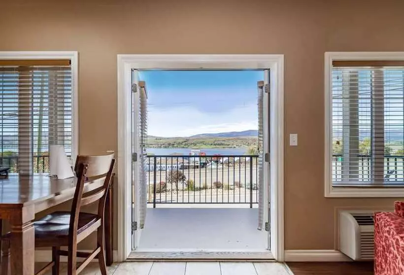 ホテル The Castle At Swan Lake