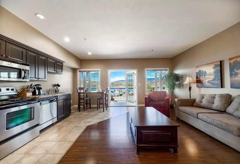 ホテル The Castle At Swan Lake