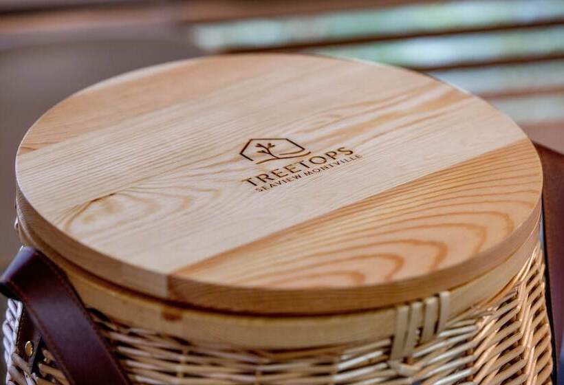 ホテル Treetops Seaview Montville