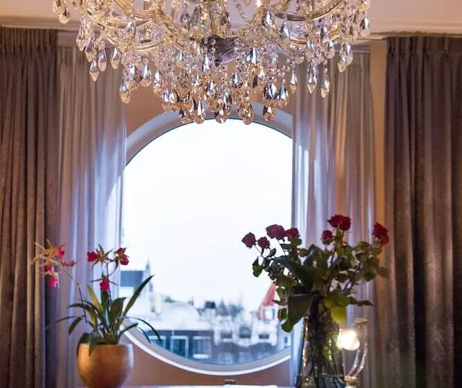 Отель Luxury Suites Amsterdam