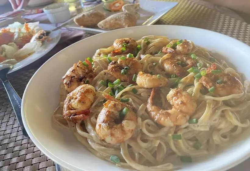 Hotelli Kalachuchi Beach Resort