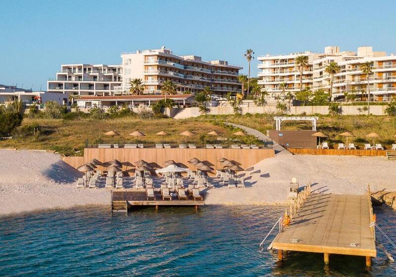 هتل La Quinta By Wyndham Cesme