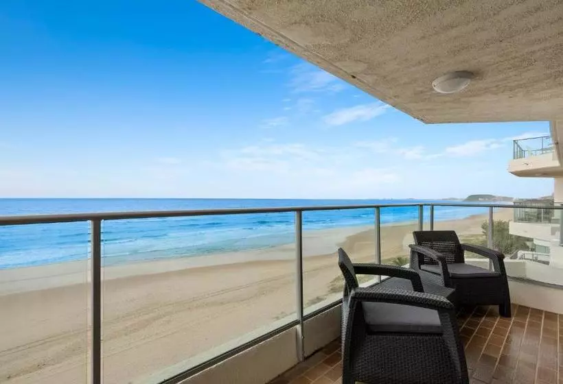 Отель Foreshore Beachfront Apartments