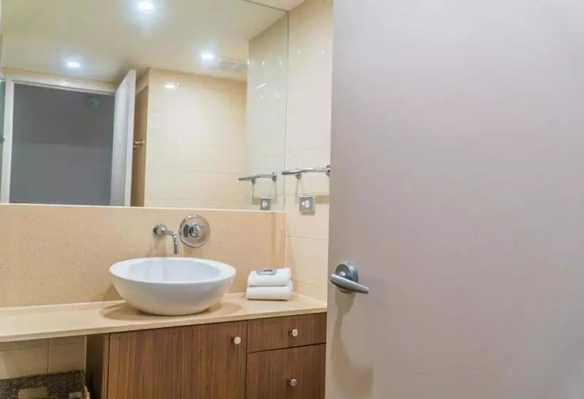 Отель Foreshore Beachfront Apartments