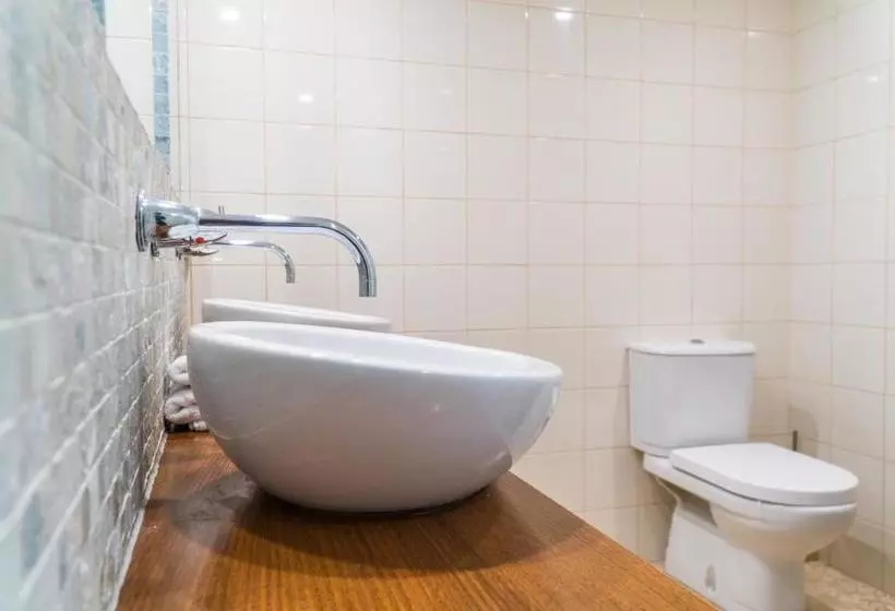 Отель Foreshore Beachfront Apartments