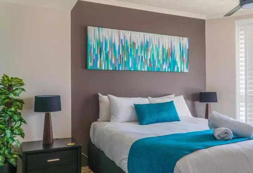 Отель Foreshore Beachfront Apartments