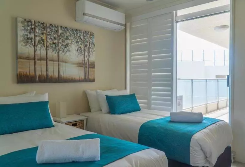 Отель Foreshore Beachfront Apartments