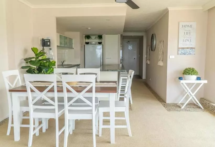 Отель Foreshore Beachfront Apartments