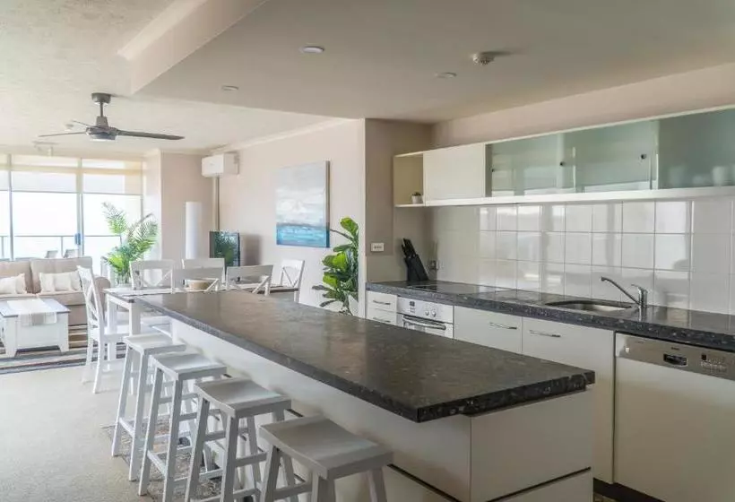 Отель Foreshore Beachfront Apartments