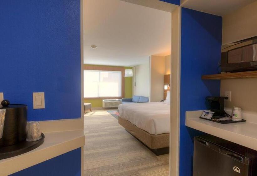 فندق Holiday Inn Express & Suites Tulsa Midtown, An Ihg