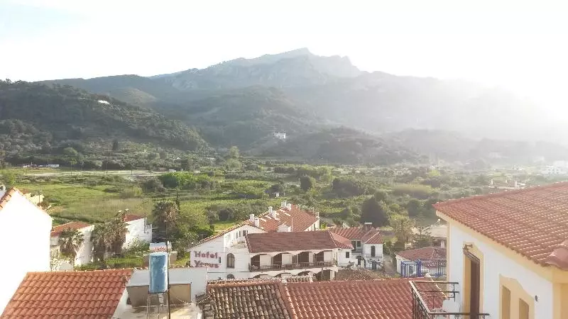 Green Hill Studios & Apartments