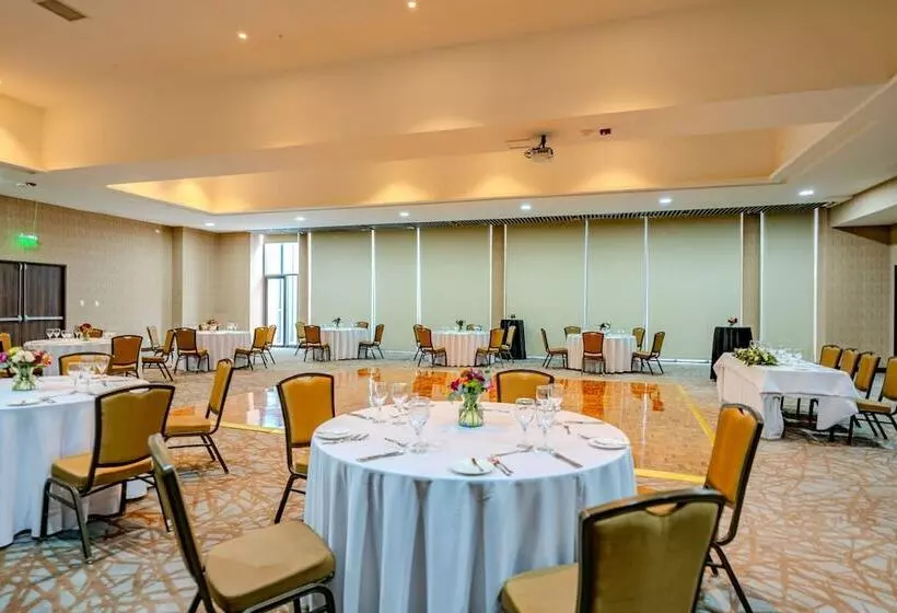 Отель Courtyard By Marriott Santiago Airport