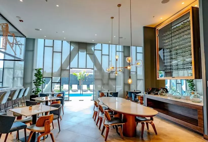 Отель Courtyard By Marriott Santiago Airport