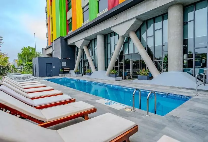 Отель Courtyard By Marriott Santiago Airport