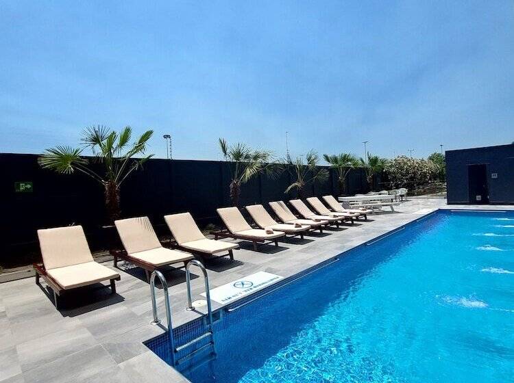 בית מלון כפרי Courtyard By Marriott Santiago Airport