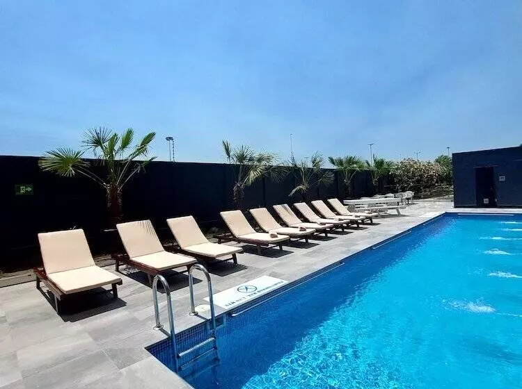 Отель Courtyard By Marriott Santiago Airport