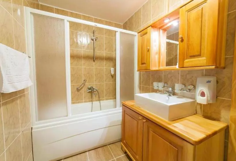 هتل & Resort Gacka