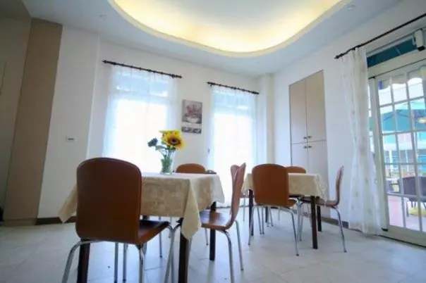 تختخواب و صبحانه Champs Elysees Guesthouse
