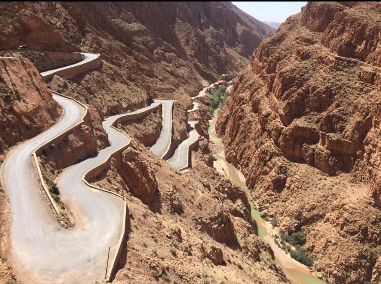 فندق صغير Auberge Restaurant Zahra