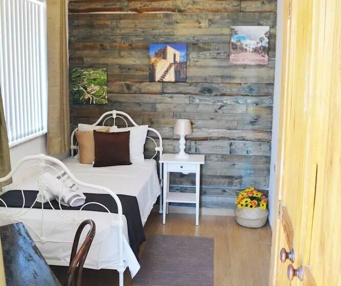 تختخواب و صبحانه Joseluce