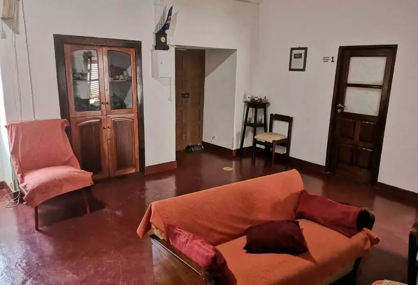 تختخواب و صبحانه Kaza Ladera