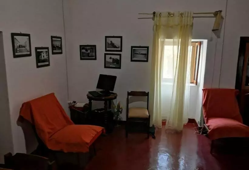 تختخواب و صبحانه Kaza Ladera