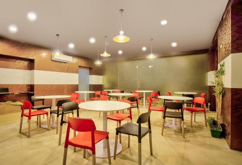 Collection O 30111 Hotel Everest