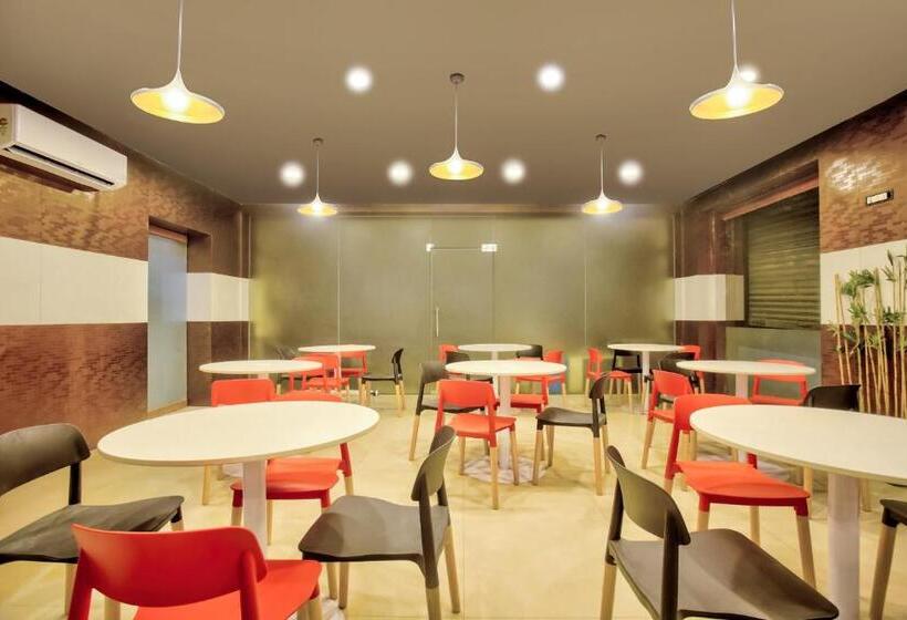 Collection O 30111 Hotel Everest