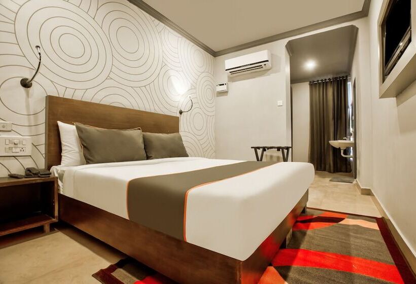 Collection O 30111 Hotel Everest