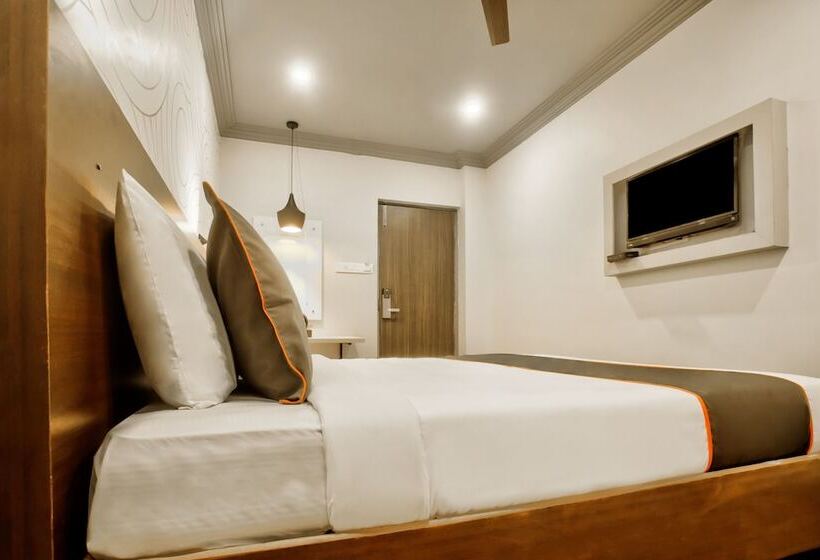 Collection O 30111 Hotel Everest