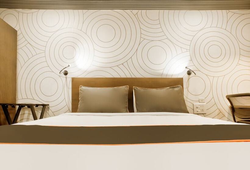 Collection O 30111 Hotel Everest