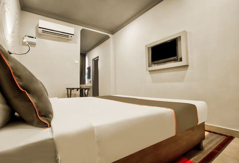 Collection O 30111 Hotel Everest