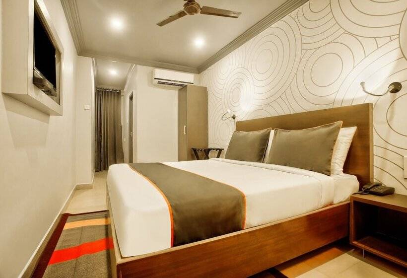 Collection O 30111 Hotel Everest