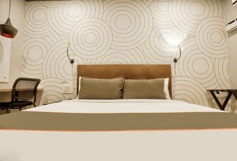 Collection O 30111 Hotel Everest