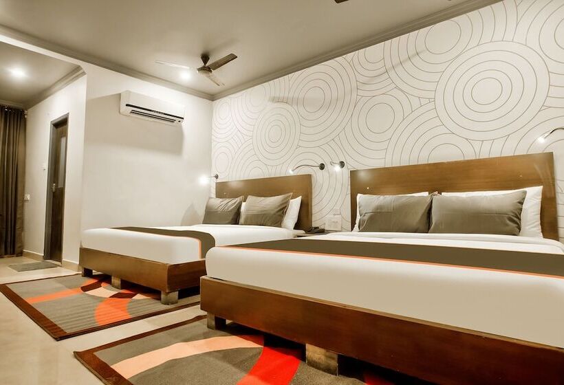 Collection O 30111 Hotel Everest