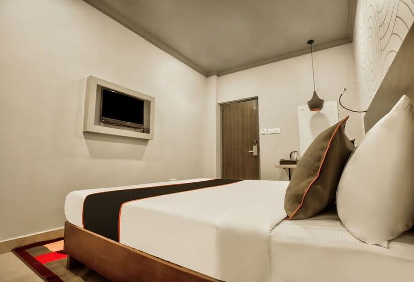 Collection O 30111 Hotel Everest