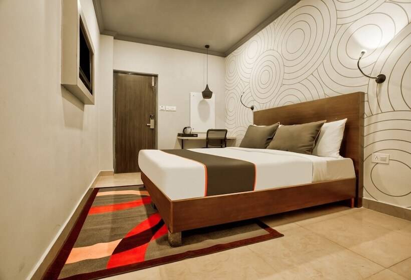 Collection O 30111 Hotel Everest