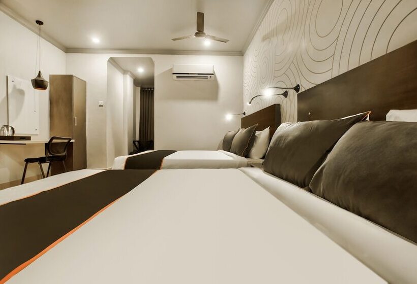 Collection O 30111 Hotel Everest