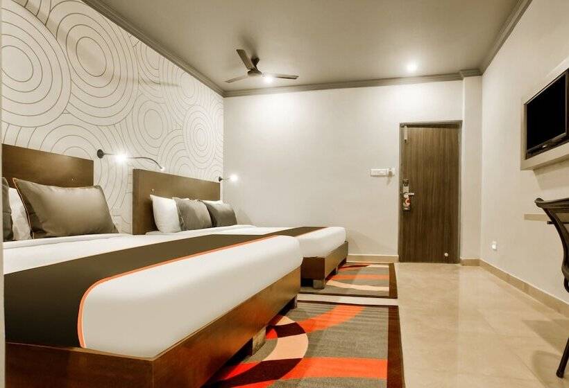 Collection O 30111 Hotel Everest